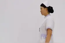 宁可蹲下切勿站立弯腰捡东西