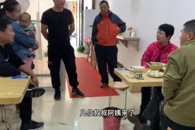 今天小情侣肠粉店来了几位贵客 还是记者 电视台导演 什么情况？视频封面