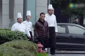 西餐厅主厨各种奇葩招式挖人 确实挖的人都挺奇葩