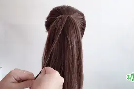 头发扎脖子，这样扎个高马尾，在辫2个小辫子，美美的