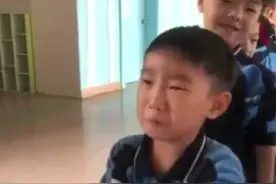 搞笑神配音！可爱的小孩抽血表情亮了！视频封面