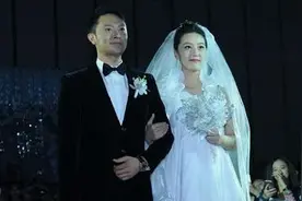 印小天被曝遭妻子骗婚 损失千万至今无法见儿子视频封面