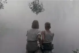 酷似保尔和冬妮娅的小孩在钓鱼 但是巴巴罗萨计划开始了