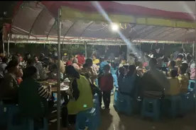 实拍广西灵山县农村老人过世“脱服脱孝”，摆了30桌，热闹非凡视频封面