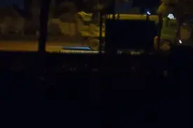 晚上9点多，渣土车不停的运土，又在玩命的工作，灰尘特别大！视频封面