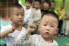 爆红网络！男童单手插兜带队喊口号：中班中班！遥遥领先！😂