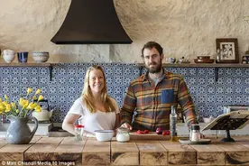 夫妇将牛棚改成豪华小屋 不用交水电费图片