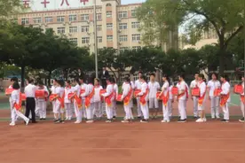 青岛五十八中袁校长给各班级发放中秋节月饼