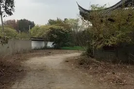 太湖边的一个花园别墅荒废成这样，原来是违章建筑！视频封面