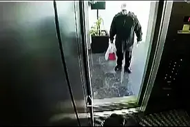 外国恶搞乘电梯的人，杀人游戏把人的阴暗面展示出来，发抖了啊！图片