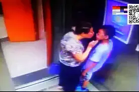 奇葩！老太电梯将小男孩逼入墙角并强行施吻！视频封面