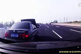 桑塔纳2000高速上前机盖突然被吹起 真瞎了！视频封面