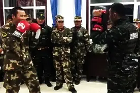 解放军拳王周志鹏与武警实战切磋，证明擂台搏击杀伤力远胜军体拳视频封面