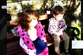 两岁多的弟弟要跟大孩子单挑，姐发现后训弟弟：你两岁了，要成熟图片