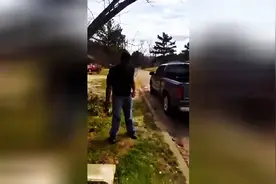 傻缺跟朋友打赌25美元，酒瓶爆头，结果...声音好清脆，好疼图片