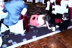 疯狂女友的奇葩恶作剧 画面太美我不敢看！图片