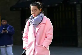 街拍：这些美女的玉腿漂亮得没挑儿没挑儿的图片