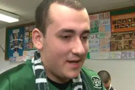 女同学不想让自闭同学独自去舞会，因此她准备了这个疯狂的惊喜图片