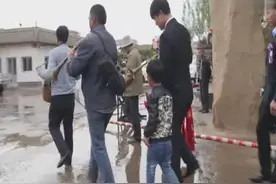 真实婚礼 新郎带着孩子领着长号唢呐去接新娘 真霸气视频封面