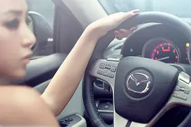 多功能方向盘上的标识都是啥意思呢？就不能标个中文吗！图片