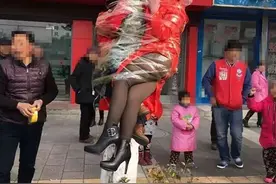 农村婚礼习俗诟病，新郎官同父母被绑挂的树上图片