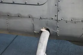 美国大兵们拆”眼镜蛇“武装直升机救出一只小猫(图)图片