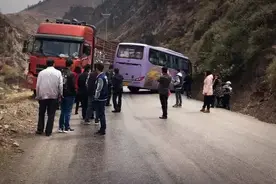 大货车和大客车“亲密接触”图片