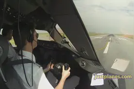 飞机起飞就跟打游戏似的，握着手柄戴着耳机视频封面