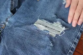 旧牛仔裤的废物利用 DIY一下就变成了一条时髦的破洞牛仔裤