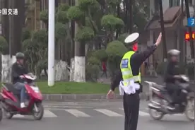 云南西双版纳交警保障“开学季”的交通安全，交通安全记心上！视频封面