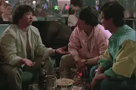 三兄弟酒吧喝酒。出门还得打一架！视频封面