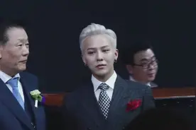 GD演唱会突遭女粉丝强抱拉扯 工作人员急上前视频封面