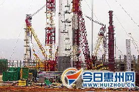 中海油惠炼二期项目40楼高丙烯精馏塔吊装成功图片