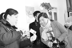 浚县公安局治安大队出入境管理科面对群众出境办证的需求采取加班加点、延时服务等多种措施图片
