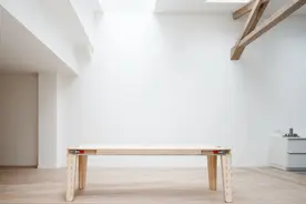 利用翻转桌面实现多功能切换的桌子图片