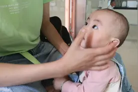 发现桐桐可以扶着东西站立不倒了，大家的宝宝都是几个月开始的？