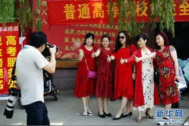 关注高考：家长百态图片