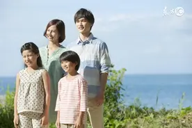 故事：父亲死后男孩被后妈赶出家，被好心人抚养，多年后男孩报恩图片