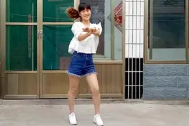 农村美女门口跳《骑马舞》好听又好看视频封面