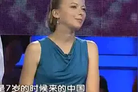 美国小姑娘7岁来中国，在这上学还加入少先队，汉语说的太地道了视频封面