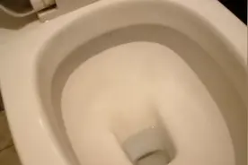 上厕所溅一屁股水？教你2招，再也不怕马桶发脾气视频封面