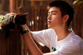 陈红与16岁儿子合影 小鲜肉超嫩颜值高视频封面