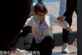 Baby录奔跑吧被滚动大球迎面撞翻 久久不能起身