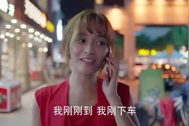 漂亮的李慧珍：韩雪穿着晚礼服去大排档吃烧烤，弯腰捡包包摔倒