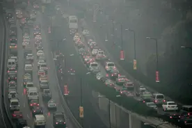 上海将加大对外牌车的限行力度，正在研究政策比选方案图片