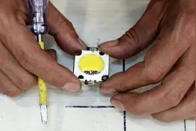 原来LED射灯的灯片是这样的，几十颗小灯珠发亮，怪不得这么亮！