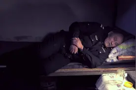 七旬老人去当看门保安，一人颤颤巍巍吃药的画面，真的太心酸了视频封面