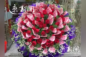 52张百元大钞+52朵玫瑰 泗洪小伙制作“土豪”鲜花送爱人图片