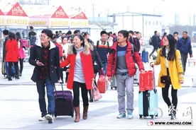 荆州客运枢纽站开放5个售票窗口应对节后返程高峰图片