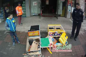 乡村小超市及汽车站食堂藏赌博机 民警当众销毁图片